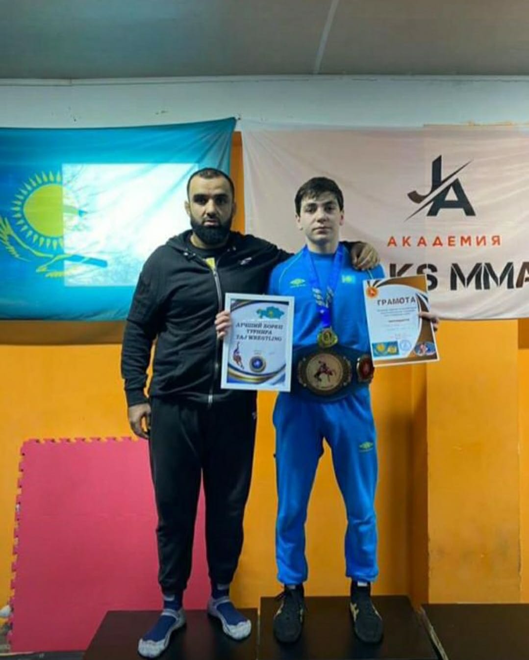 Күрестен бірінші орынды жеңіп алды.